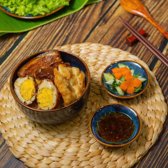 Xôi xéo trứng kho + chả cốm + pate